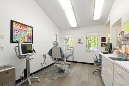 Kid friendy operatory with images of cartoon charaters on the walls